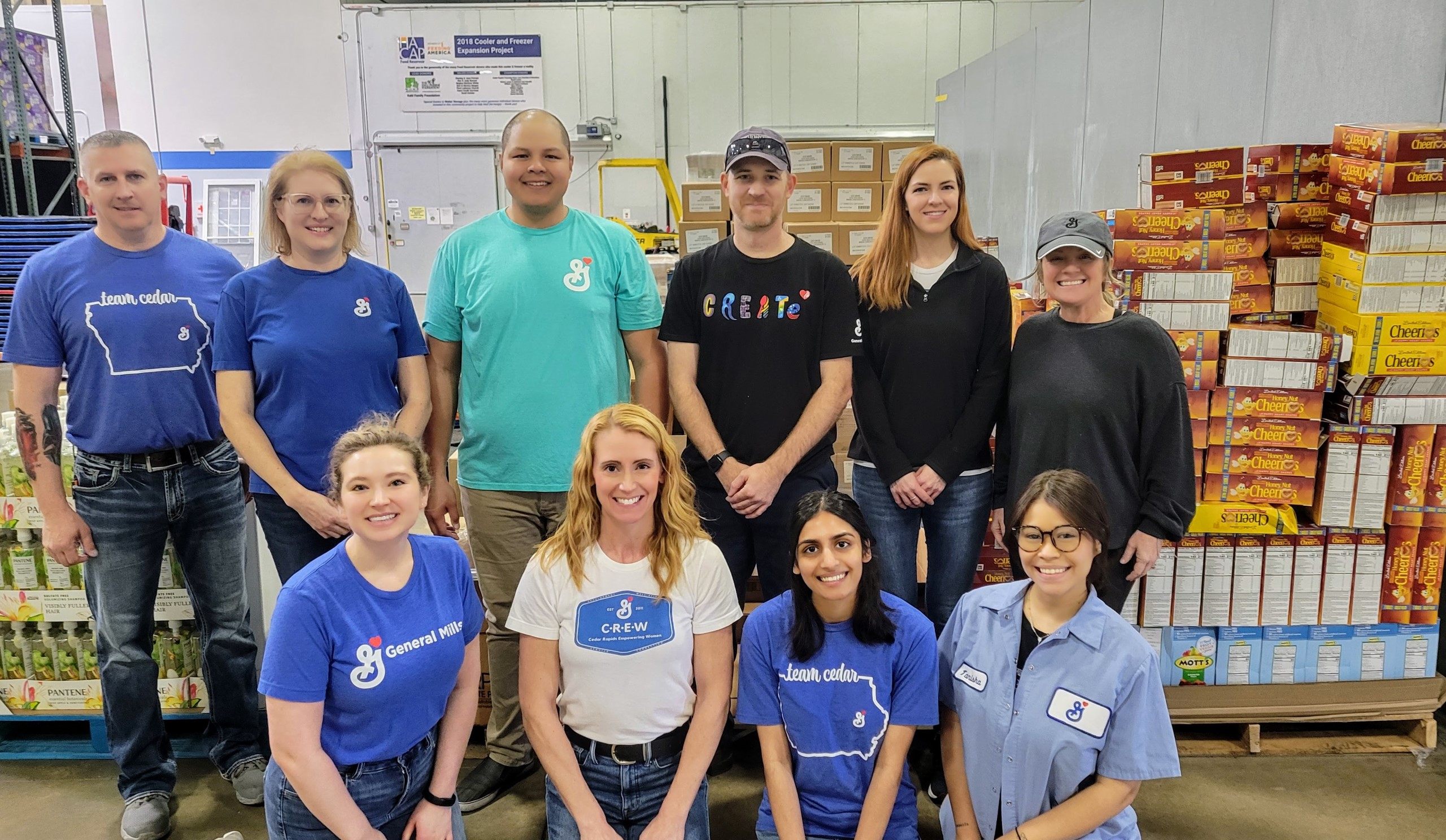 Employees volunteering from a General Mills manufacuturing facility