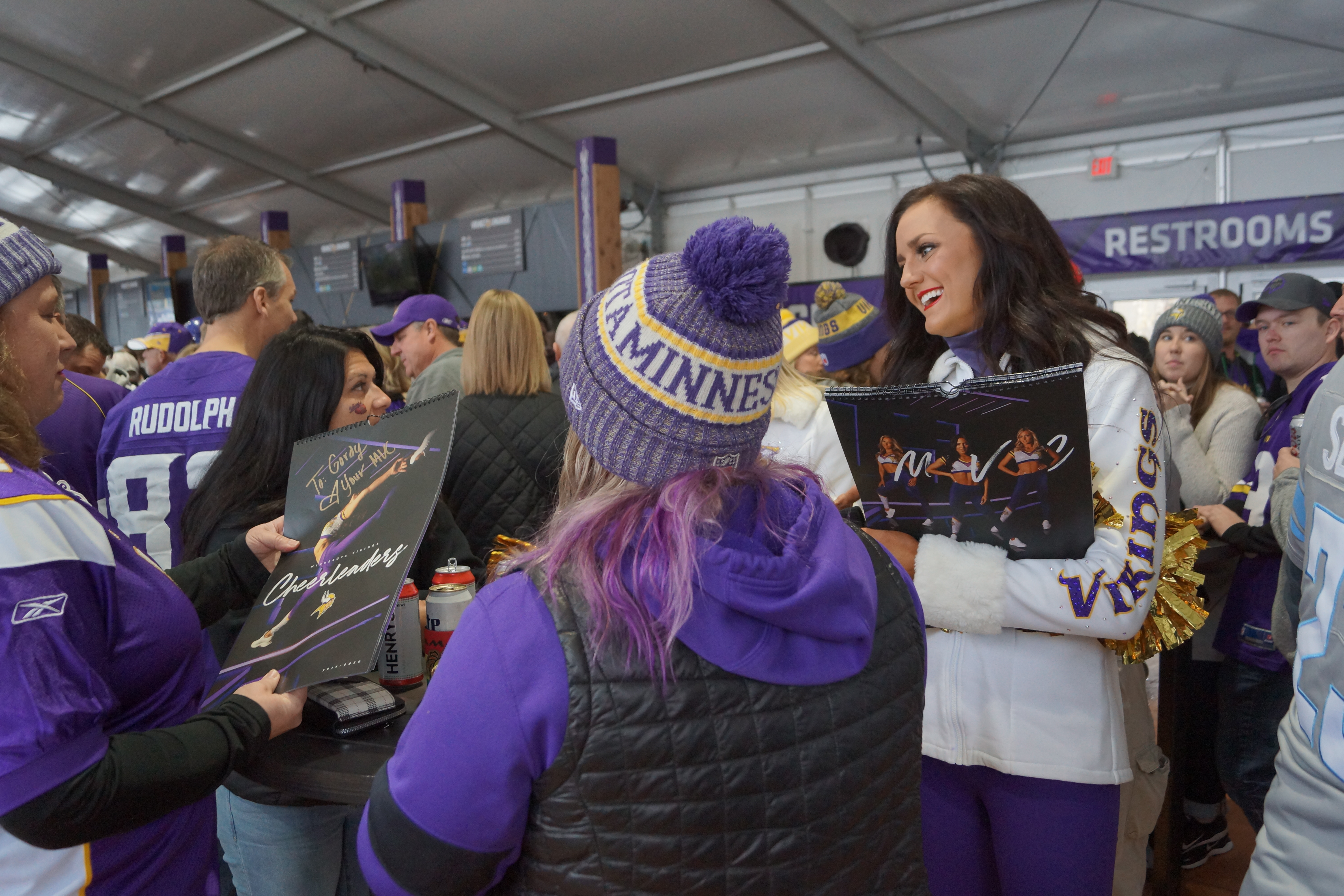 Tove Garber signing Vikings calendars