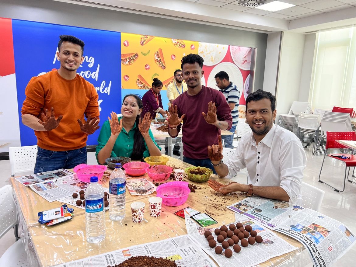 Employees volunteering in Mumbai